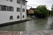 Viel fehlt nicht mehr, bis der Fluss übers Ufer tritt: die Sarneraa beim Rathaus. (Bild: Adrian Venetz / Neue OZ)