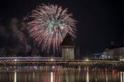 Viele Besucher bestaunten das Feuerwerk. (Bild: Keystone/Urs Flüeler)