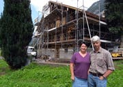Margrith und Paul Näpflin vor ihrem Haus in Wolfenschiessen Obkapellen. (Bild Urs Rüttimann/Neue NZ)