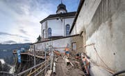Die Klosteranlage steht unmittelbar am Abgrund des instabilen Felsens, der nun gesichert wird. (Bild: Pius Amrein)