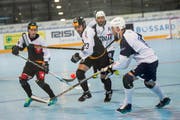 Die Schweizer Streethockey-Nati spielt gegen Italien um den letzten Platz in den Viertelfinals. Im Bild : Kris Roethlisberger (SUI) und Marc Aegerter (SUI) gegen Vito Tomassichio (ITA) und Adriano Fiacconi (ITA). (Bild: Maria Schmid)