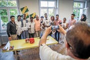 Die ersten Absolventen des obligatorischen Deutschkurses für Asylsuchende erhielten von Lehrer Urs Jans (Fünfter von links) gestern im Durchgangszentrum Sonnenhof in Emmenbrücke das Diplom. (Bild Pius Amrein)