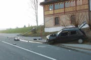 Das gestohlene Unfallauto erlitt Totalschaden. (Bild: Kapo Schwyz)
