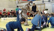 Grosses Spektakel beim gestrigen Kinderkonzert in der Dormattturnhalle in Rotkreuz. (Bild: Werner Schelbert (Rotkreuz, 12. März 2018))