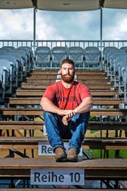 Am Sonntag schaut er nicht zu, sondern steht im Sägemehl: der US-Amerikaner Frank Kaech gestern auf der Tribüne der Arena in Einsiedeln. (Bild Boris Bürgisser)