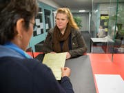 In der Schweiz sank die Zahl der Arbeitslosen im September gegenüber August leicht. (Symbolbild). (Bild: KEYSTONE/PETER KLAUNZER)