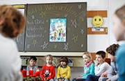 Bald ist Weihnachten: die Schüler der ersten Klasse von Marc Haring im Herti-Schulhaus bei ihrem täglichen Adventsritual. (Bild Stefan Kaiser)