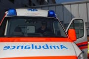 Der verletzte Mountainbiker wurde mit dem Rettungsdienst ins Kantonsspital nach Stans gefahren. (Symbolbild Geri Wyss)