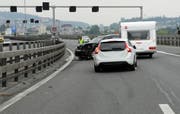 Auf der A2 touchierte ein Auto einen Wohnwagen. (Bild: PD/Luzerner Polizei)