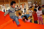 Sport in der Schule: Die Kleinen findens lustig - doch nicht alle Lehrer seien genügend ausgebildet oder motiviert, moniert der Chef des Bundesamtes für Sport. (Bild: Keystone)