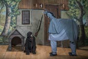 Hund (Stefanie Habegger) und Esel (Ruedi Gerber mit Michèle Bieri als Hinterbeine) (Bild: Pius Amrein)