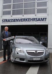 Markus Feer, Leiter des Strassenverkehrsamt, mit dem Nummernschild in den Händen. (Bild PD)