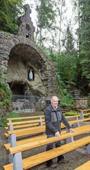 Kurt Zihlmann, Präsident der Kirchgemeinde Marbach, vor der renovierten Lourdesgrotte. (Bild: Philipp Schmidli (Marbach, 11. August 2017))