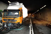 Am Lastwagen entstand erheblicher Sachschaden; das Auto des Unfallopfers ist komplett ausgebrannt. (Bild: Kapo Uri)