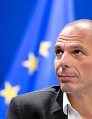 «Wir werden künftig Co-Autoren unserer Reformen sein»: Yanis Varoufakis am Freitagabend bei der Pressekonferenz. (Bild: AP/Virginia Mayo)