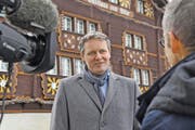 Die Versetzung von Pfarrer Wendelin Bucheli rückt Bürglen in den Fokus der Medien. Gemeindepräsident Markus Frösch im Interview mit dem Schweizer Fernsehen. (Bild: Anian Heierli)