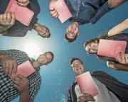 Rundum zufriedene Gesichter an der Lehrabschlussfeier im Berufsbildungszentrum Goldau.