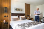 SFV-Teammanager Philipp Ebneter inspiziert ein Hotel in Goiania. (Bild: Keystone)