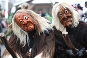 Zwei Grende am Fasnachtsumzug in Luthern. (Bild Roger Zbinden/Neue LZ)