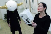 Die Zuger Künstlerin Nina Stähli im Februar 2011; neben ihr eines ihrer Kunstwerke. (Bild: Werner Schelbert / Neue ZZ)