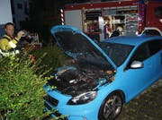 Das Auto fing Feuer. (Bild: Zuger Polizei)