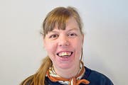 «Ich arbeite seit 20 Jahren in der Zuwebe. Am besten gefällt mir das Herstellen von Dekorationskatzen aus Holz, die wir später in unserem Laden verkaufen». Manuela Annen (39), Baar. (Bild: PD)
