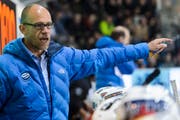 Der Trainer von Ambri-Piotta Hans Kossmann bei einem Spiel im Oktober. (Bild: Keystone/ Jean-Christophe Bott)