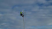 Ein Netzelektriker der CKW repariert eine gerissene Freileitung. (Bild: CKW)