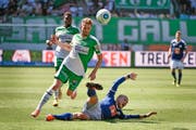 St. Gallens Verteidiger Roy Gelmi bleibt standhaft, Luzerns Stürmer Marco Schneuwly nicht. (Bild: Freshfocus/Martin Meienberger)