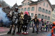Platz frei für den Starlight-Express: Die Lälli-Zunft Sarnen rollt durchs Dorf. (Bild: Adrian Venetz)