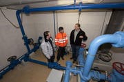 Wasserwart Lukas Tresch (rechts) erklärt Alois Inderkum von der ATG (Mitte) und Gemeindepräsident Wendelin Loretz die Notversorgung. (Bild Daniel Regli/Neue UZ)