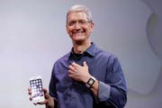 Tim Cook präsentiert im Jahr 2014 das iPhone 6s. (Bild: Marcio Jose Sanchez/AP (Cupertino, 9. September 2014))