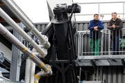 Peter Toxler, Betriebsleiter (links) und Christoph Eggerschwiler, Geschäftsführer der SwissFarmerPower AG in Inwil. (Archivbild Boris Bürgisser/Neue LZ)