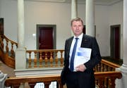 Regierungspräsident Marcel Schwerzmann mit dem Finanzleitbild 2017. (Bild: pd/Staatskanzlei Luzern)