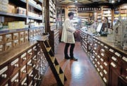 Der Scheint trügt: Mit der Gemütlichkeit in den Schweizer Apotheken ist es vorbei. Das Angebot-Nachfrage-Prinzip schlägt durch – ohne staatlichen Sicherungsfallschirm. (Bild: Nadia Schärli (Luzern, 13. Februar 2014))