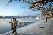Winterstimmung herrschte an der Seepromenade in Luzern: Gemäss Ökonomen wird die Wirtschaft in Luzern im kommenden Jahr kräftig wachsen, auch eine Zunahme der Touristenzahlen wird prognostiziert. (Bild: Philipp Schmidli / Neue LZ)