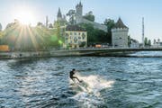 Das Bungeeseil haben die Luzerner Surfer (im Bild Edi Sommer) an der Geissmattbrücke befestigt. (Bilder PD/Marco Schaffner)