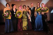 Die Finalistinnen der «Miss Weight Watchers»- Wahl mit Moderator Dani Fohrler (3.v.r.). Ganz links Eva-Maria aus Rotkreuz. (Bild pd)
