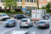Stockender Verkehr durch die Gemeinde Eschenbach. Das Zentrum soll durch die Talstrasse entlastet werden. (Bild Philipp Schmidli)