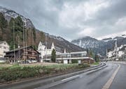 Baugespann für das Aparthotel und Personalhaus des Park Hotel Vitznau – direkt neben einem Bauernhaus. Bild: Pius Amrein (16. Dezember 2017 (Bild: ))