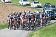 Das Rennen der Frauen UCI über 12 Runden. Das Bild zeigt die Fahrerinnen im Bereich Hublezen. (Bild: Stefan Kaiser (Cham, 21. Mai 2017))