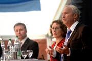 Die Regierungsratskandidaten Marcel Schwerzmann, Felicitas Zopfi und Paul Winiker (von links) kreuzten gestern an der Luga rhetorisch die Klingen. (Bild Nadia Schärli)