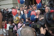 Der frisch gewählte Bundesrat Ignazio Cassis lässt sich im Bundeshaus feiern. (Bild: Marcel Bieri/Keystone (Bern, 20. September 2017))