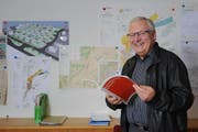 Gody Studer in seinem ehemaligen Büro im Gemeindehaus Escholzmatt. (Bild: Boris Bürgisser / Neue LZ)