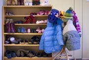 Jacken hängen an einem Ständer vor einem Kinderhort. (Bild: Gaetan Bally / Keystone)