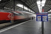 Bei den Reisenden ist Geduld gefragt: Die Züge ab Luzern fahren kommendes Wochenende via Olten nach Zürich. (Symbolbild) (Bild: Archiv / Neue LZ)