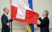 Die Guten Dienste der Schweiz in internationalen Konflikten sind nach wie vor gefragt. Im Bild: der Schweizer Aussenminister Didier Burkhalter (rechts) bei einem Treffen mit dem ukrainischen Regierungschef Arseni Jazenjuk 2014. (Bild: EPA/Andrew Kravchenko)