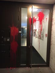 Die mit roter Farbe beschmierte Eingangstür am Fluhmattweg 13 in Luzern am Donnerstagabend. (Bild: Leserbild (9. November 2017, Luzern))