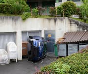 Das Auto stürzte über die Stützmauer auf den Vorplatz. (Bild: Luzerner Polizei)