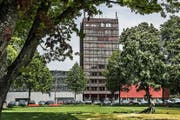 Hier, in diesem Büro-Hochhaus beim Verkehrshaus Luzern, soll eine Jugendherberge entstehen. (Bild Boris Bürgisser)